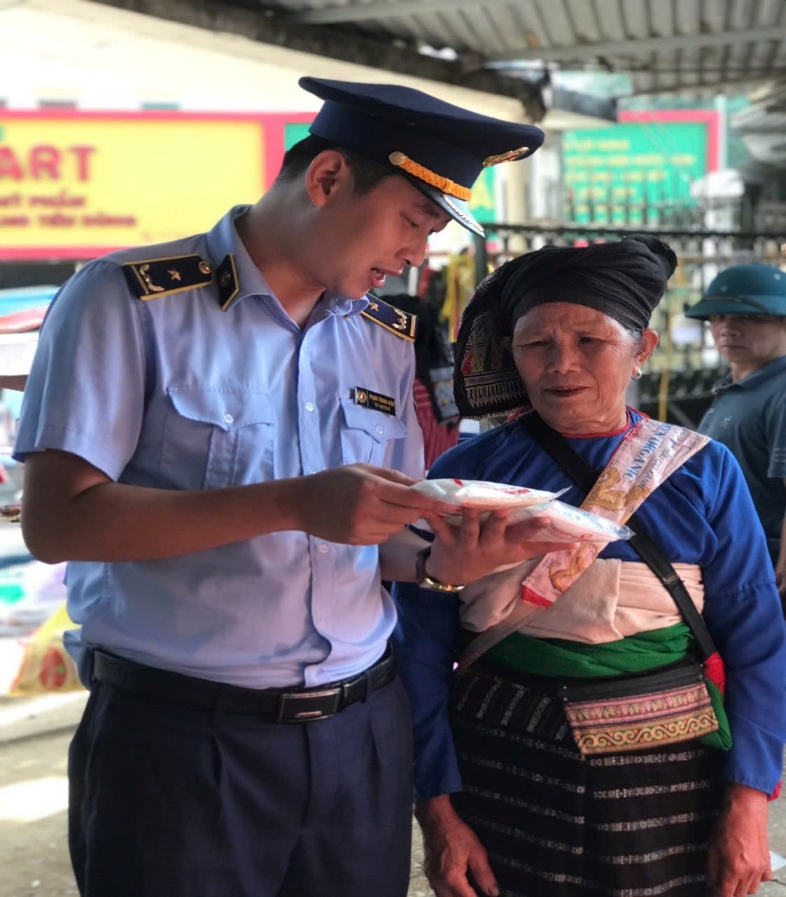 Phổ biến pháp luật và nhận diện hàng giả tại vùng biên Yên Khương