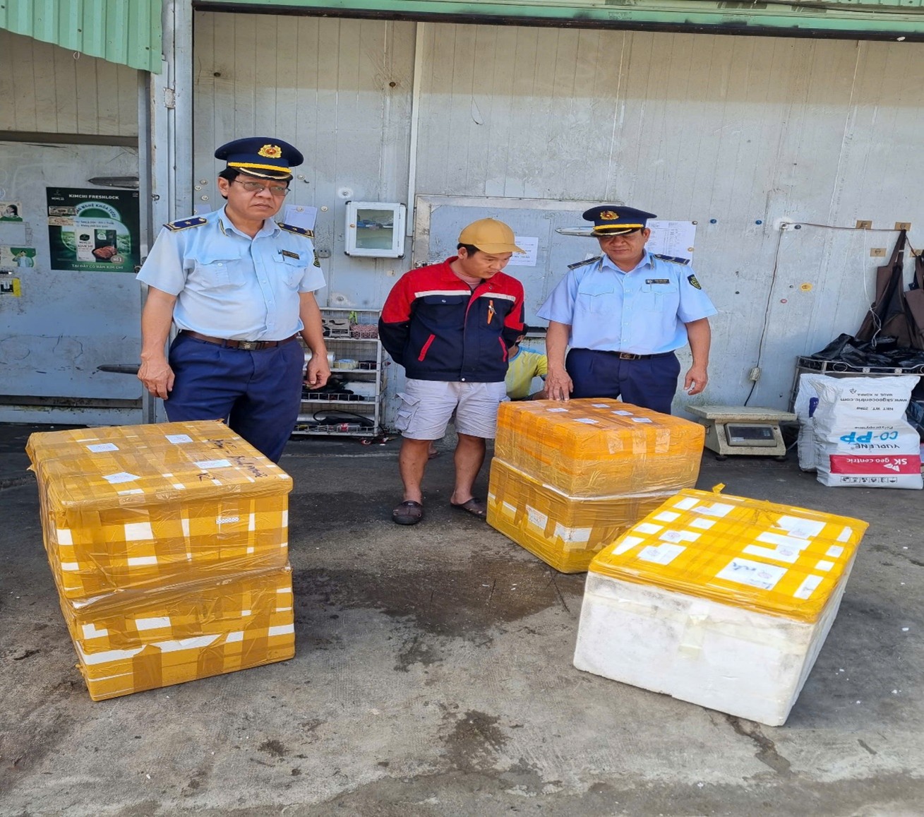 Phát hiện và xử lý vi phạm trong kinh doanh hàng hoá (thực phẩm đông lạnh) không rõ nguồn gốc, xuất xứ