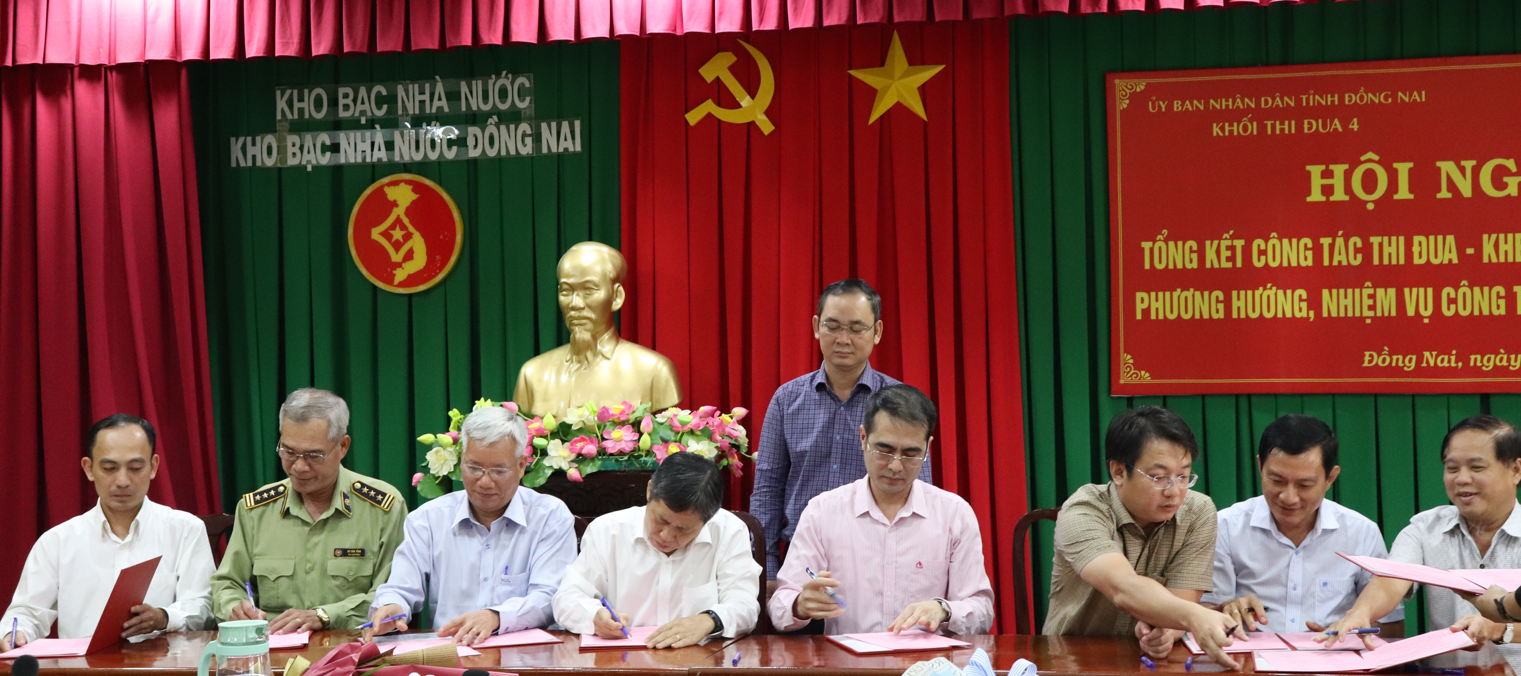 Ông Võ Văn Tỉnh – Quyền Cục trưởng Cục Quản lý thị trường tỉnh Đồng Nai  và các đơn vị trong Khối thi đua 4 ký kết giao ước thi đua năm 2021.