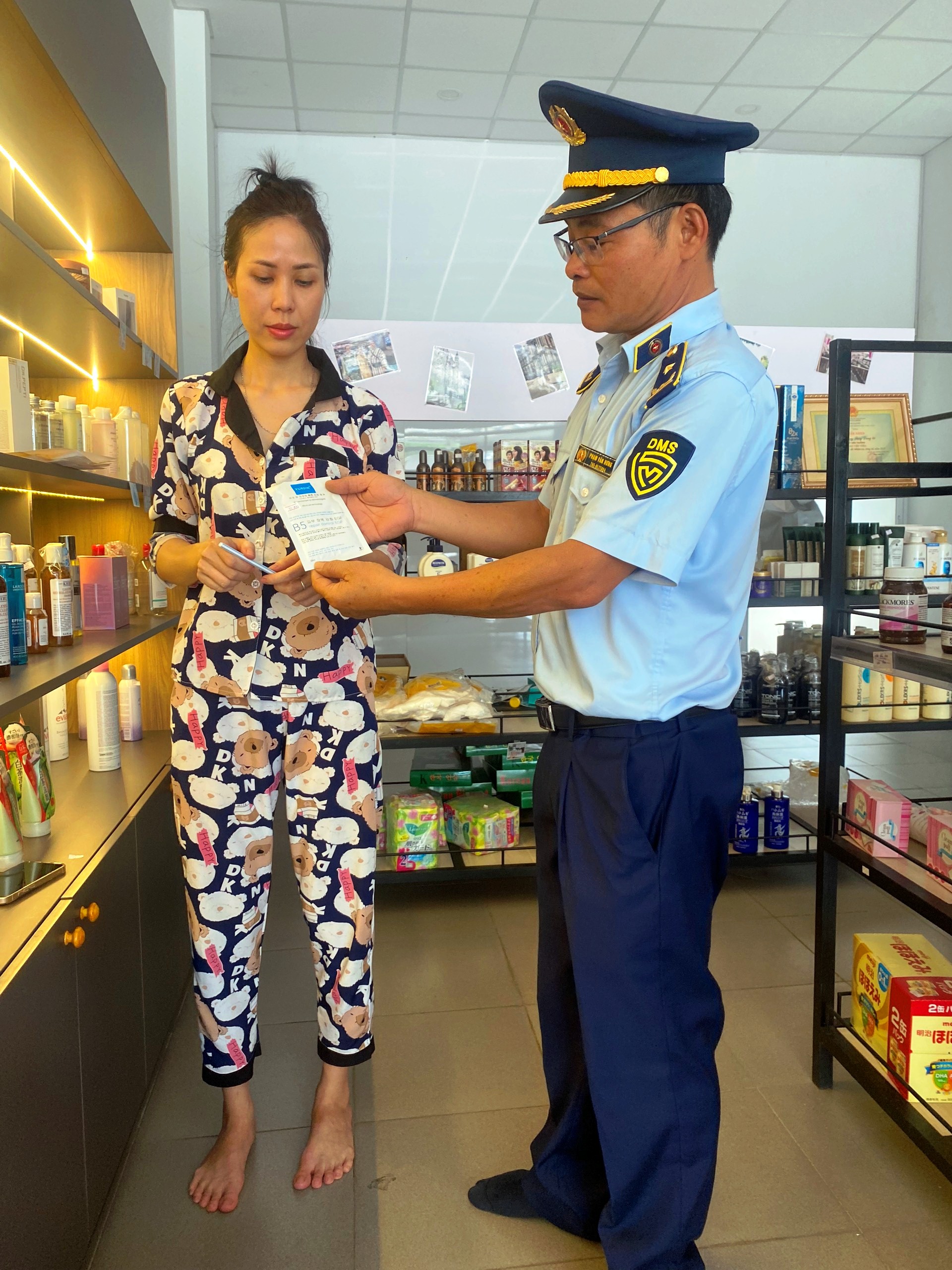 Lực lượng chức năng đang tiến hành kiểm tra hàng hóa