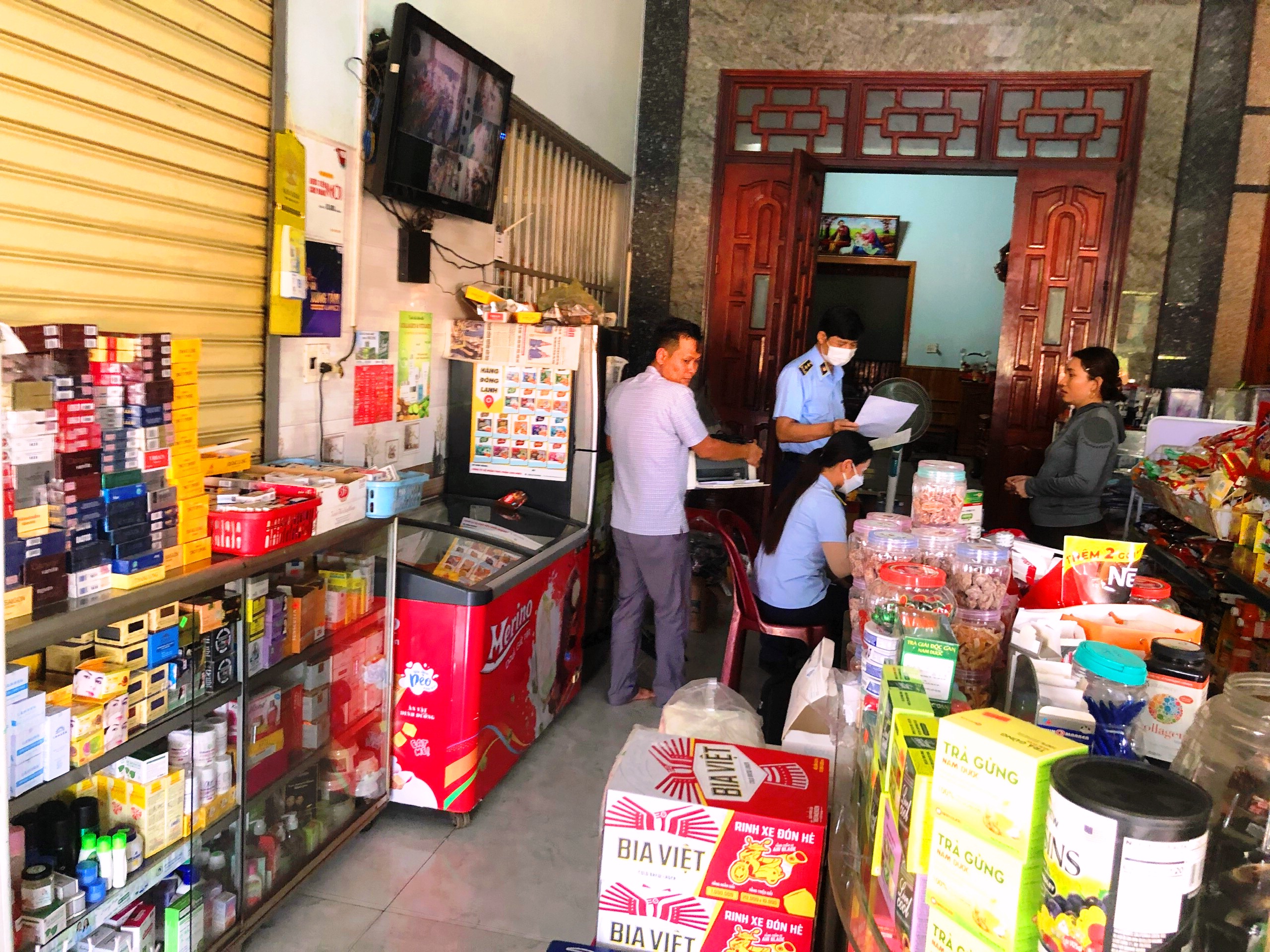 Lực lượng chức năng đang tiến hành kiểm tra hàng hóa