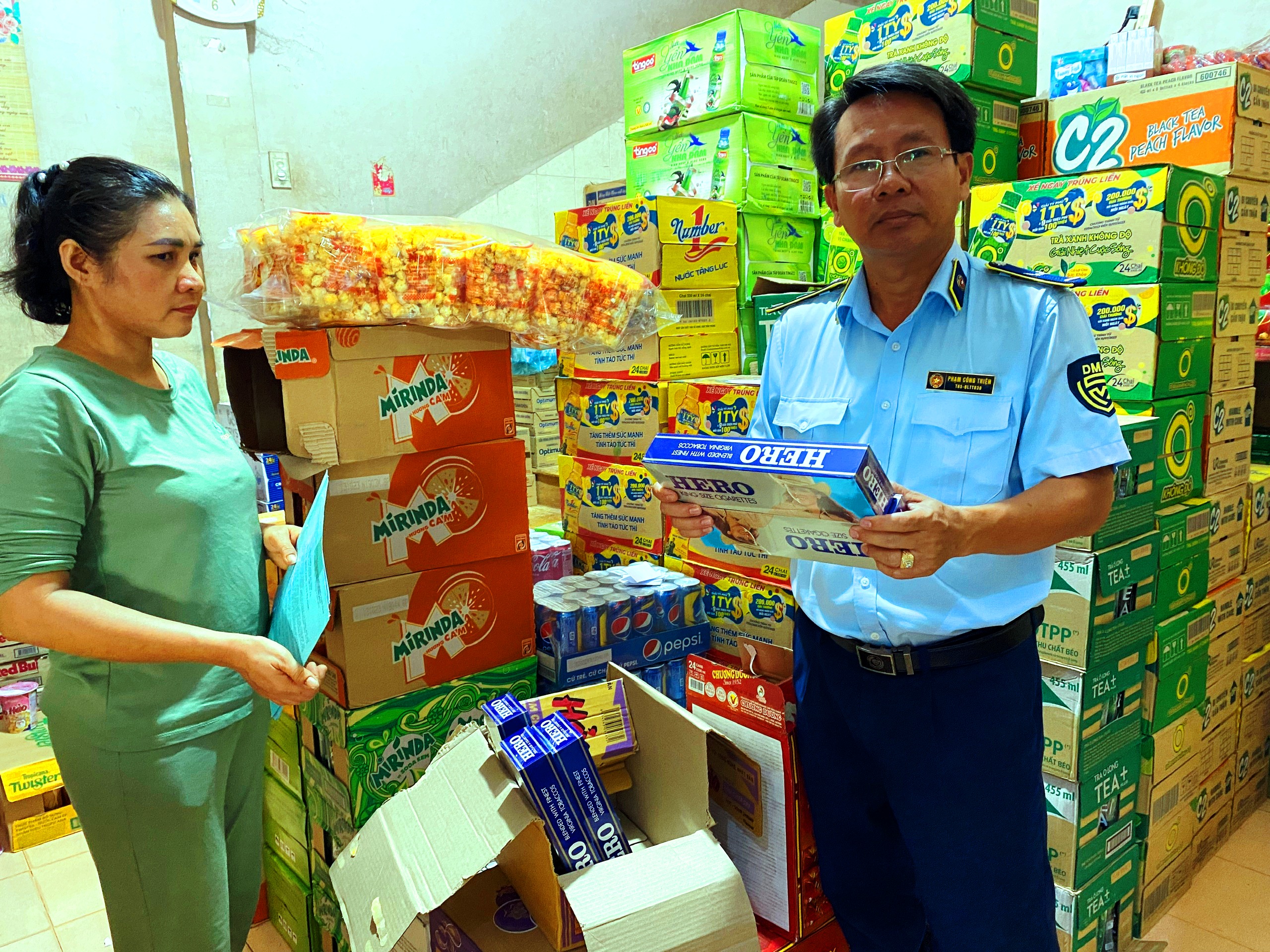 Lực lượng chức năng đang tiến hành kiểm tra hàng hóa