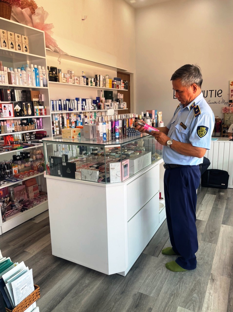 Lực lượng chức năng đang tiến hành kiểm tra hàng hóa