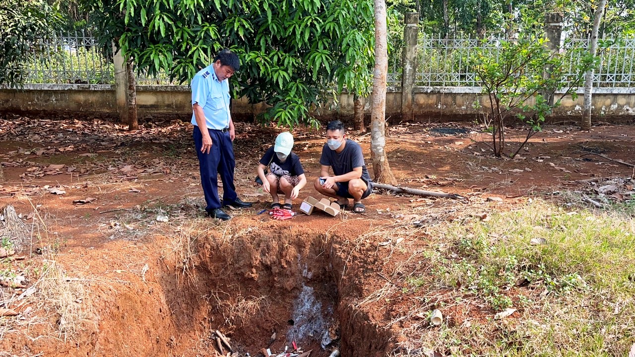 Đoàn kiểm tra giám sát tiêu hủy tang vật vi phạm