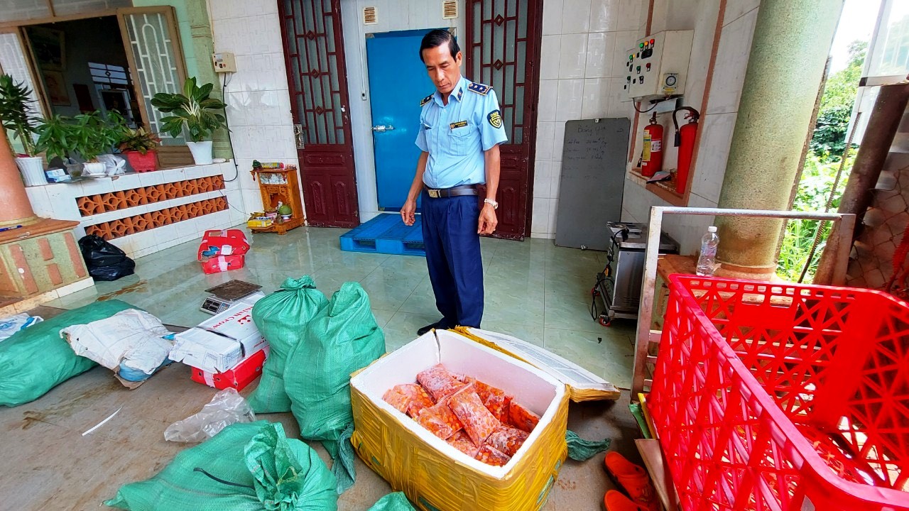 Lực lượng chức năng đang kiểm tra hàng hóa